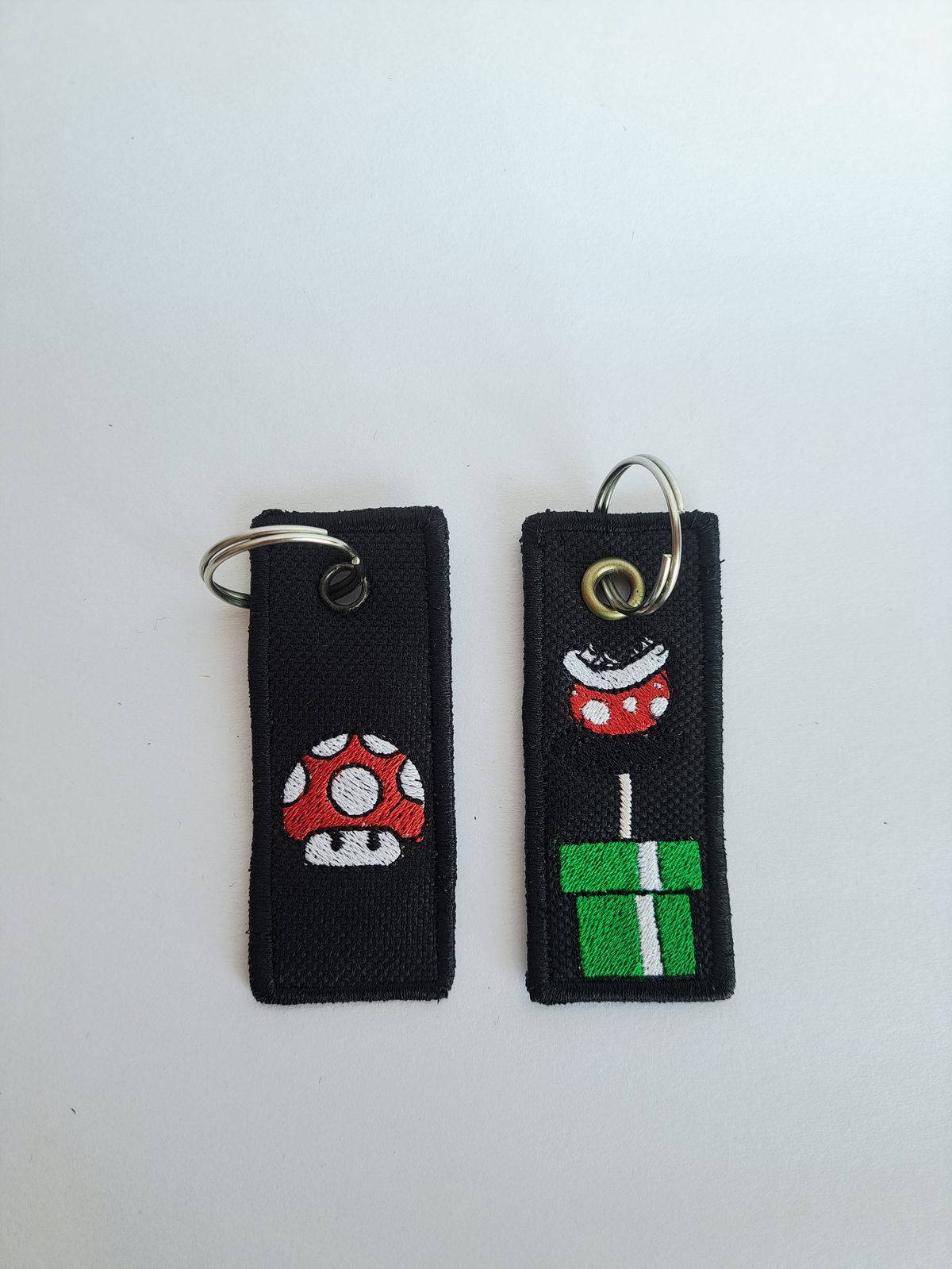 Llaveros bordados
